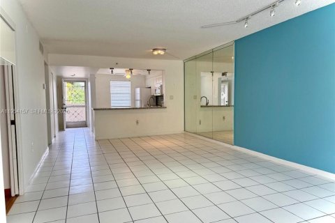 Condo in Lauderhill, Florida, 2 bedrooms  № 2012080 - photo 4