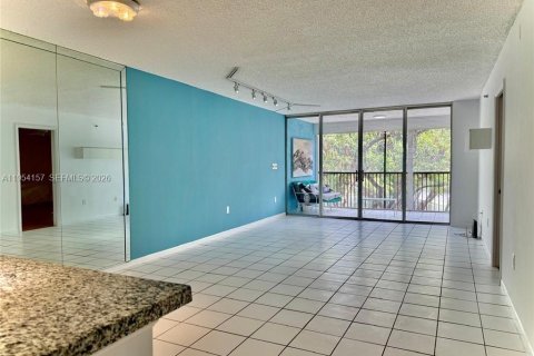Condo in Lauderhill, Florida, 2 bedrooms  № 2012080 - photo 5
