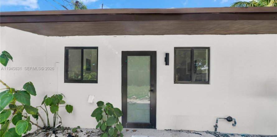 House in Miami, Florida 1 bedroom, 83.61 sq.m. № 2003191