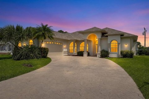 House in Port Charlotte, Florida 4 bedrooms, 251.11 sq.m. № 2358437