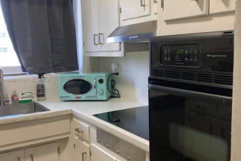 Condominio en alquiler en Hallandale Beach, Florida, 1 dormitorio, 70.61 m2 № 2027767 - foto 13