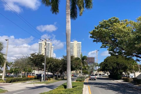 Condominio en alquiler en Hallandale Beach, Florida, 1 dormitorio, 70.61 m2 № 2027767 - foto 11