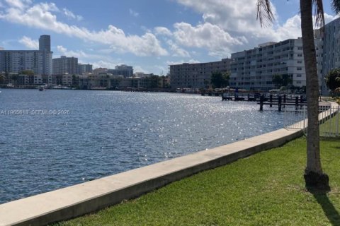 Condominio en alquiler en Hallandale Beach, Florida, 1 dormitorio, 70.61 m2 № 2027767 - foto 7