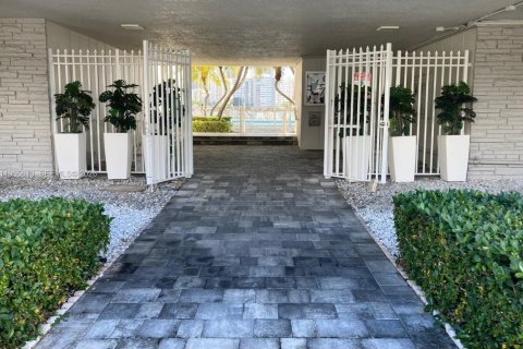 Condominio en alquiler en Hallandale Beach, Florida, 1 dormitorio, 70.61 m2 № 2027767 - foto 2