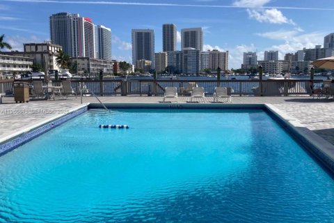 Condominio en Hallandale Beach, Florida, 1 dormitorio  № 2027767