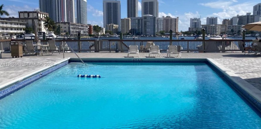 Condominio en Hallandale Beach, Florida, 1 dormitorio № 2027767