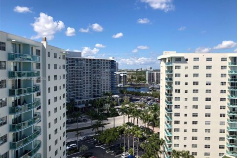 Condominio en alquiler en Hollywood, Florida, 1 dormitorio, 81.2 m2 № 1992813 - foto 18