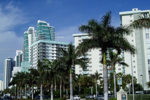 Condominio en alquiler en Hollywood, Florida, 1 dormitorio, 81.2 m2 № 1992813 - foto 28