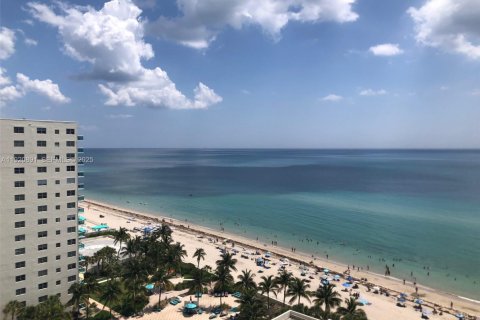 Condominio en alquiler en Hollywood, Florida, 1 dormitorio, 81.2 m2 № 1992813 - foto 1