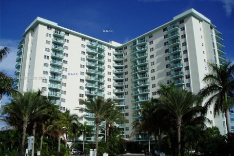Condominio en alquiler en Hollywood, Florida, 1 dormitorio, 81.2 m2 № 1992813 - foto 29