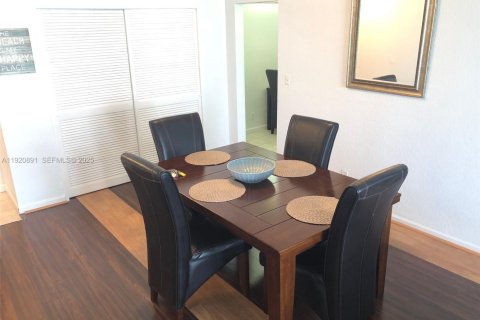 Condominio en alquiler en Hollywood, Florida, 1 dormitorio, 81.2 m2 № 1992813 - foto 9
