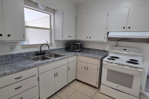 House in Lake Worth, Florida 2 bedrooms, 92.9 sq.m. № 2087778 - photo 6