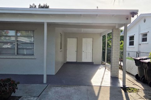 House in Lake Worth, Florida 2 bedrooms, 92.9 sq.m. № 2087778 - photo 10