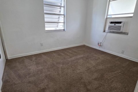 House in Lake Worth, Florida 2 bedrooms, 92.9 sq.m. № 2087778 - photo 8