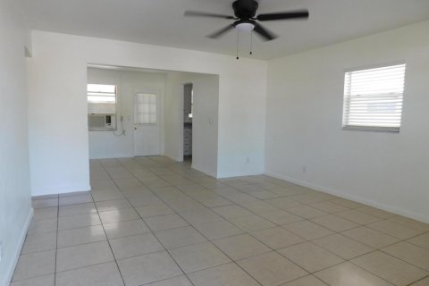 House in Lake Worth, Florida 2 bedrooms, 92.9 sq.m. № 2087778 - photo 4