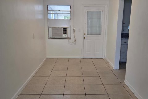House in Lake Worth, Florida 2 bedrooms, 92.9 sq.m. № 2087778 - photo 5