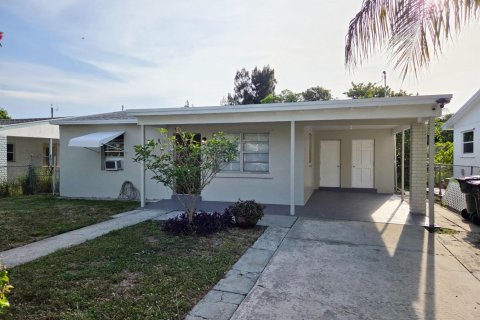 House in Lake Worth, Florida 2 bedrooms, 92.9 sq.m. № 2087778 - photo 2