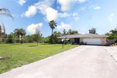 Casa en venta en Fort Myers, Florida, 3 dormitorios № 1823550 - foto 1