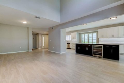Adosado en venta en Tampa, Florida, 3 dormitorios, 203.08 m2 № 1829867 - foto 9