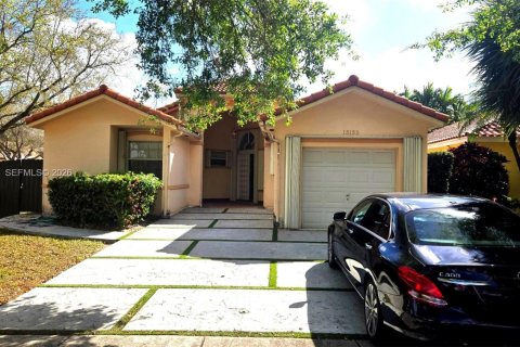 Дом в Майами-Лейкс, Флорида 3 спальни, 157.47м2 № 2043386