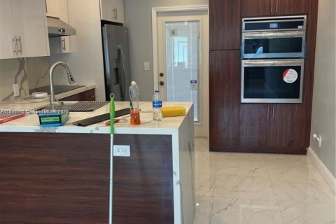 Propiedad comercial en venta en Miami, Florida, 178.37 m2 № 1951350 - foto 3