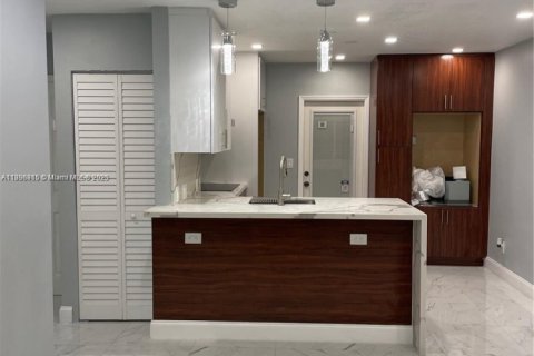 Propiedad comercial en venta en Miami, Florida, 178.37 m2 № 1951350 - foto 2