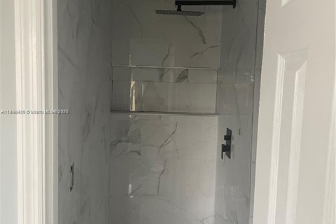 Propiedad comercial en venta en Miami, Florida, 178.37 m2 № 1951350 - foto 8