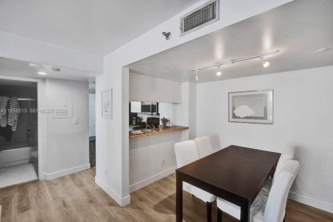 Condo in Miami, Florida, 2 bedrooms  № 1996032 - photo 11