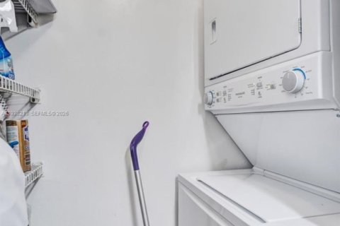 Condo in Miami, Florida, 2 bedrooms  № 1996032 - photo 16