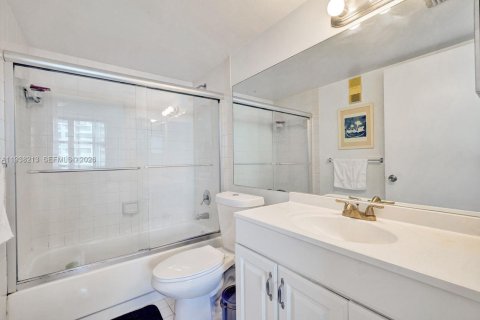 Condo in Miami, Florida, 2 bedrooms  № 1996032 - photo 17