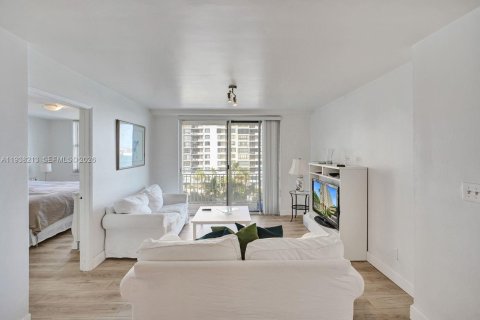 Condo in Miami, Florida, 2 bedrooms  № 1996032 - photo 6