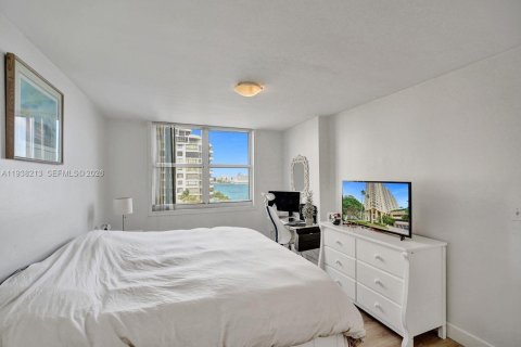 Condo in Miami, Florida, 2 bedrooms  № 1996032 - photo 19