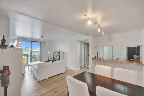 Condo in Miami, Florida, 2 bedrooms  № 1996032 - photo 3