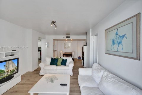 Condo in Miami, Florida, 2 bedrooms  № 1996032 - photo 10