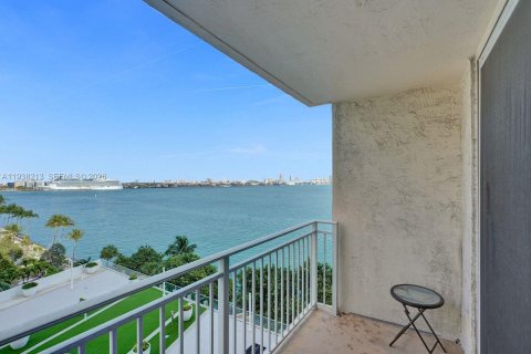 Condo in Miami, Florida, 2 bedrooms  № 1996032 - photo 27