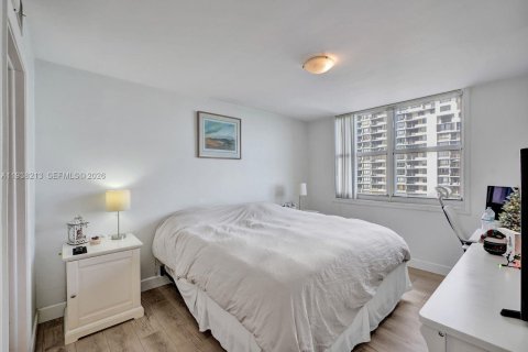 Condo in Miami, Florida, 2 bedrooms  № 1996032 - photo 18