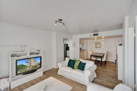 Condo in Miami, Florida, 2 bedrooms  № 1996032 - photo 8