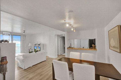 Condo in Miami, Florida, 2 bedrooms  № 1996032 - photo 2