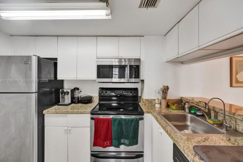 Condo in Miami, Florida, 2 bedrooms  № 1996032 - photo 13