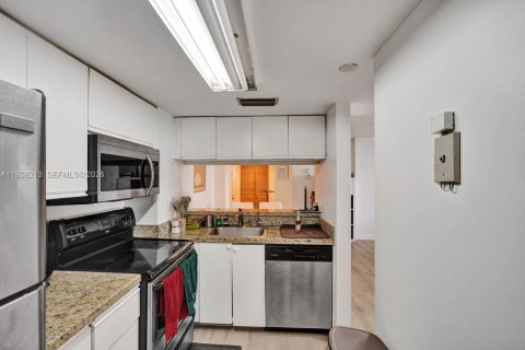 Condo in Miami, Florida, 2 bedrooms  № 1996032 - photo 14