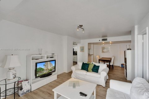 Condo in Miami, Florida, 2 bedrooms  № 1996032 - photo 9