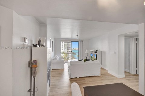Condo in Miami, Florida, 2 bedrooms  № 1996032 - photo 4