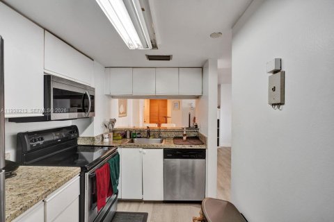 Condo in Miami, Florida, 2 bedrooms  № 1996032 - photo 15