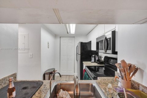 Condo in Miami, Florida, 2 bedrooms  № 1996032 - photo 12