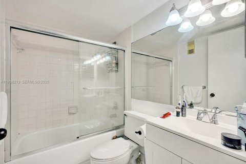 Condo in Miami, Florida, 2 bedrooms  № 1996032 - photo 21