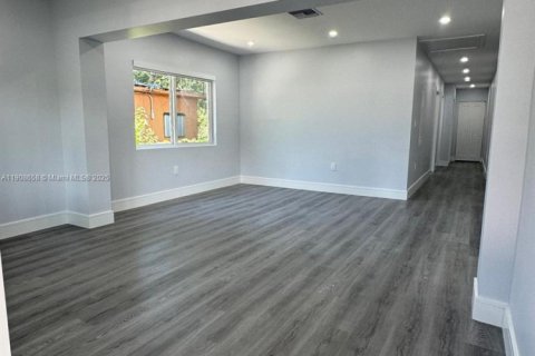House in Miami, Florida 3 bedrooms, 209.03 sq.m. № 1966308 - photo 5