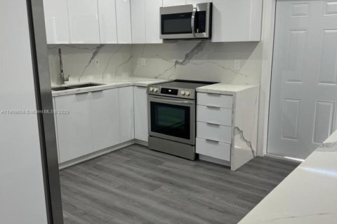 House in Miami, Florida 3 bedrooms, 209.03 sq.m. № 1966308 - photo 2