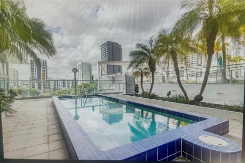 Condo in Miami, Florida, 2 bedrooms № 1994160 - photo 2
