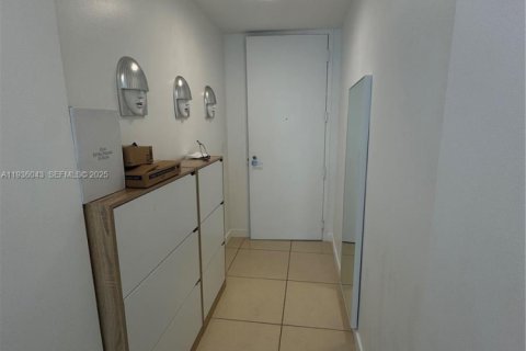 Condo in Miami, Florida, 2 bedrooms № 1994160 - photo 6