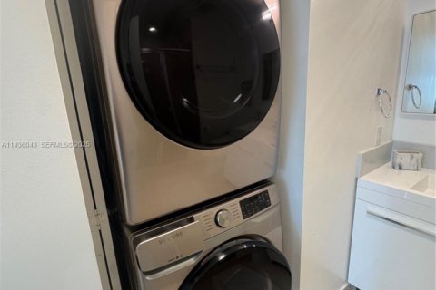 Condo in Miami, Florida, 2 bedrooms № 1994160 - photo 15